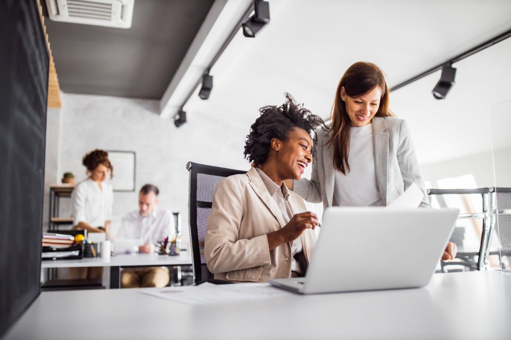 People at work place, talking about an online course.