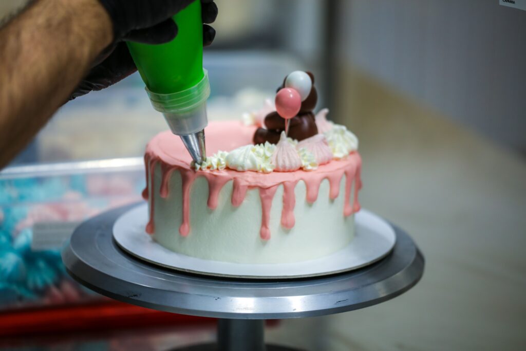 It is important to note that the colour scheme and decorations must reflect the Valentine’s Day theme. A great example is to make heart-shaped patterns on the cake or use colours like red and pink to decorate.